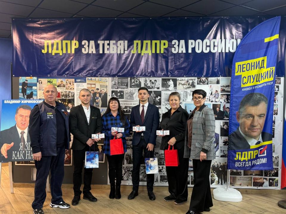 Торжественное вручение удостоверений помощникам депутата