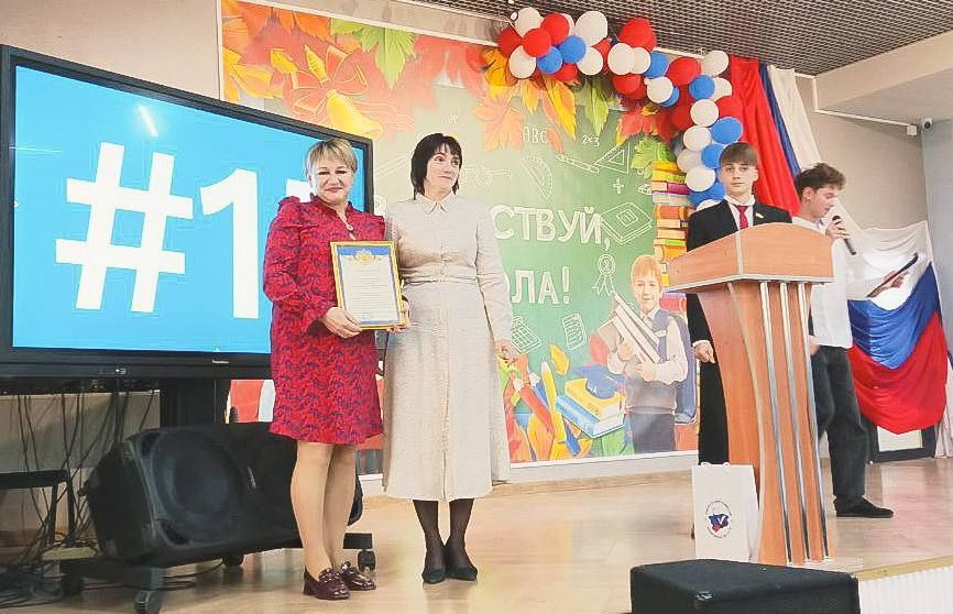 Председатель территориальной избирательной комиссии №2 посетила торжественную инаугурацию президента школы №15, чтобы лично поздравить победителя и подчеркнуть важность активного участия молодежи в общественной жизни