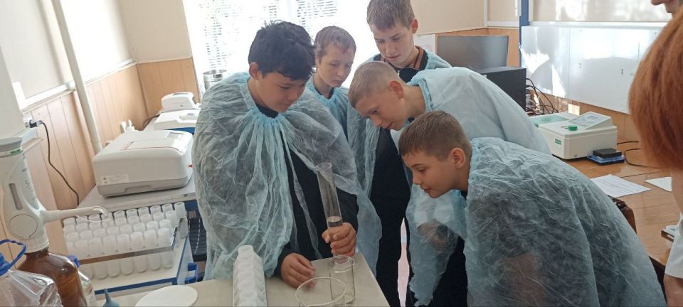 Экскурсия в лаборатории агрохимии для семиклассников Вознесенской школы