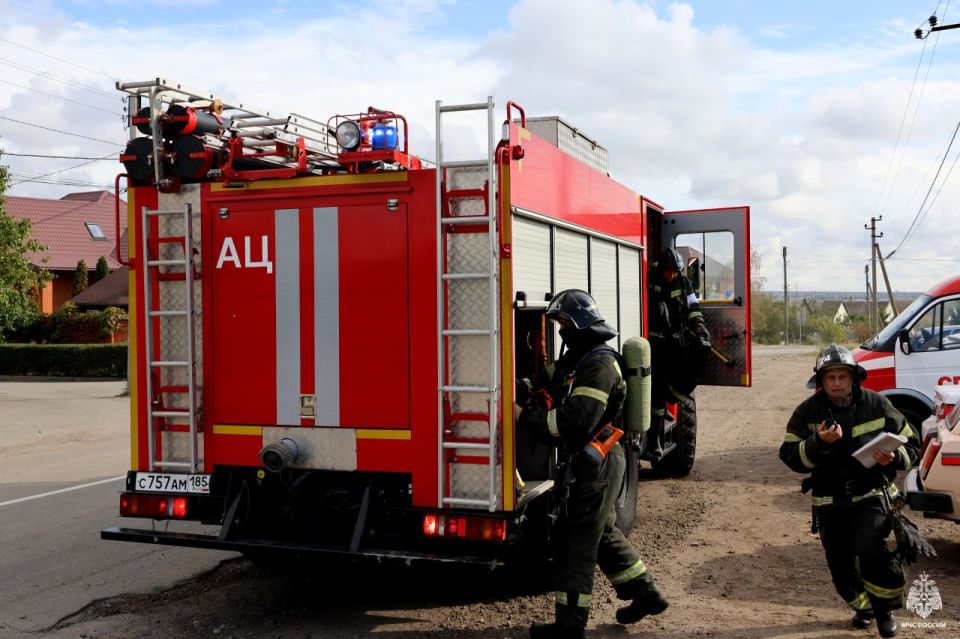 В образовательном учреждении Мелитополя сотрудники МЧС России отработали действия по ликвидации условного пожара