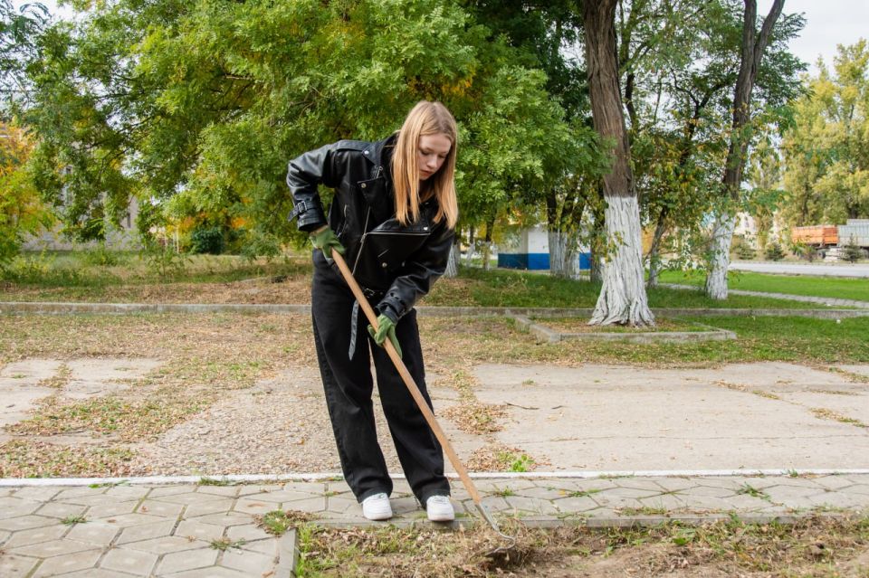 Субботник у памятника Воинам-автомобилистам Субботник у памятника Воинам-автомобилистам