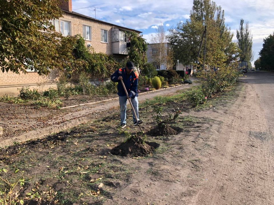 Сотрудники МБУ «Жилсервис» провели работы по благоустройству в посёлке Фруктовое