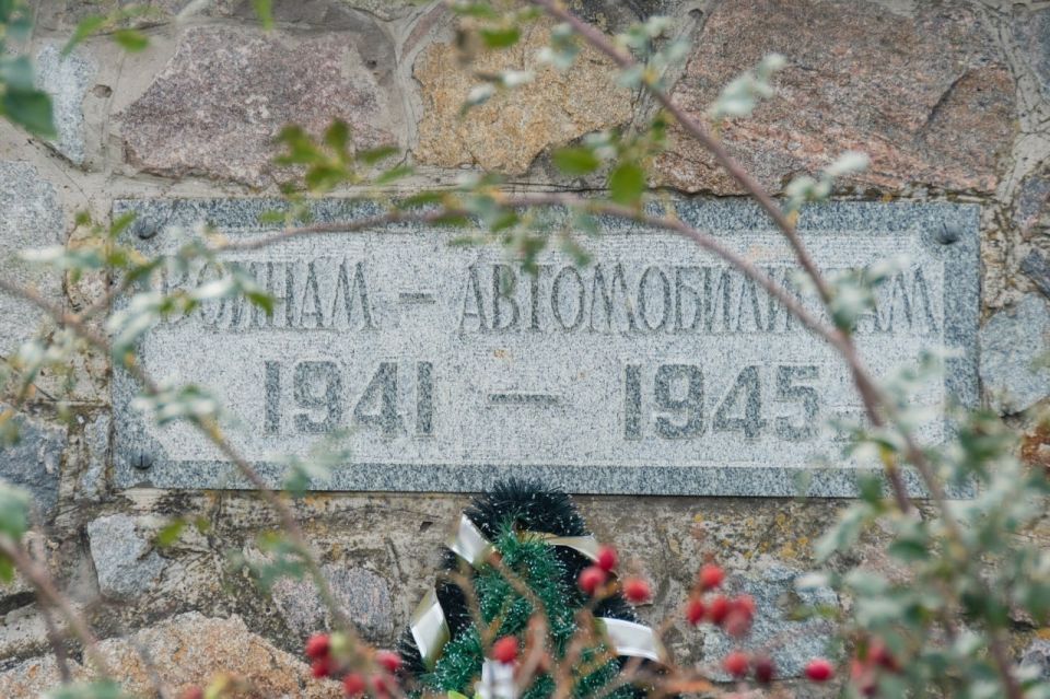 Субботник у памятника Воинам-автомобилистам Субботник у памятника Воинам-автомобилистам