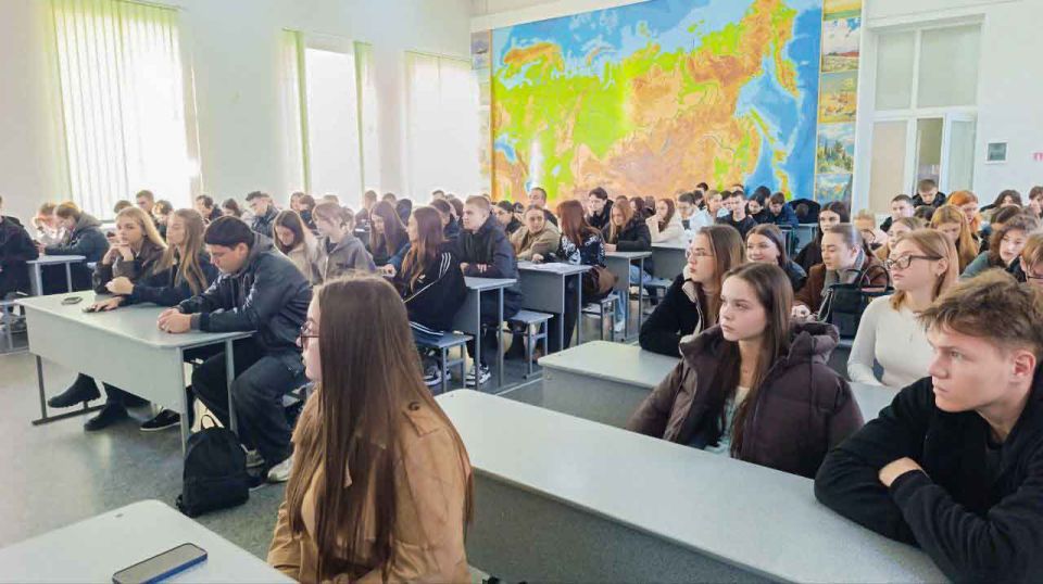 В рамках второго этапа общероссийской акции «Призывник — Защитники Отечества», который проходит с 1 октября по 1 декабря 2025 года, сотрудники УКОН ГУ МВД России по Запорожской области провели лекцию для студентов первого...