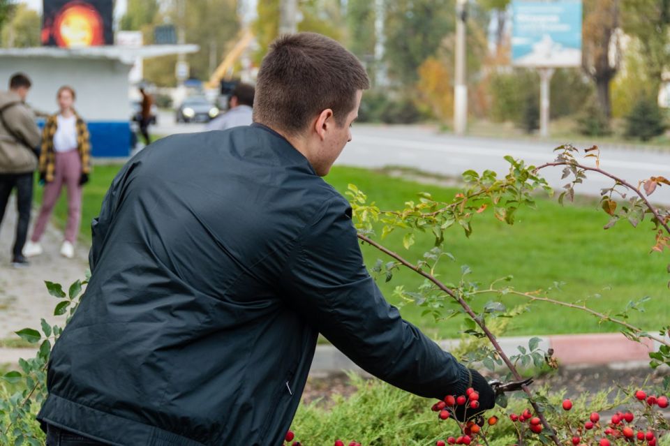 Субботник у памятника Воинам-автомобилистам Субботник у памятника Воинам-автомобилистам