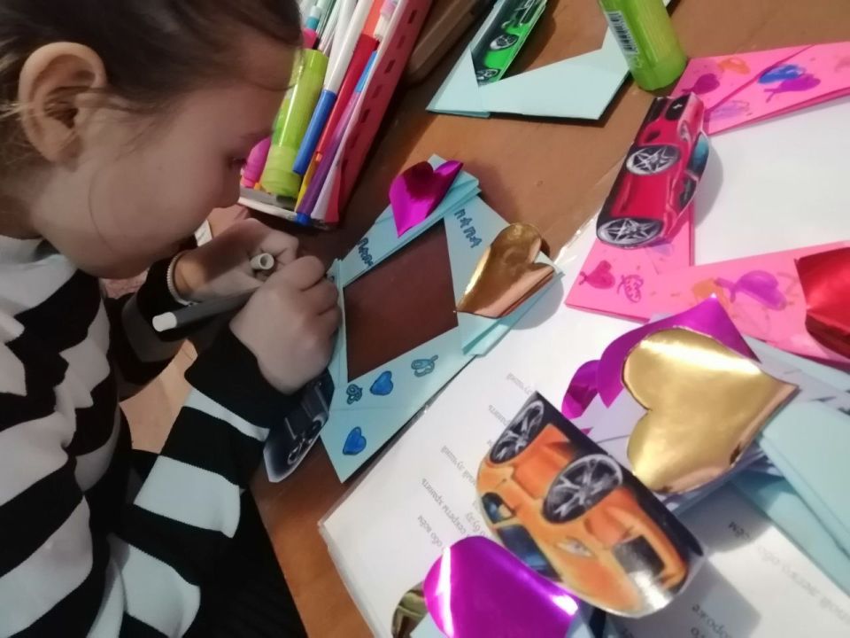 В Долинском клубе досуга прошёл мастер-класс «Подарок для папы. Фоторамка с любовью» В Долинском клубе досуга прошёл мастер-класс «Подарок для папы. Фоторамка с любовью»