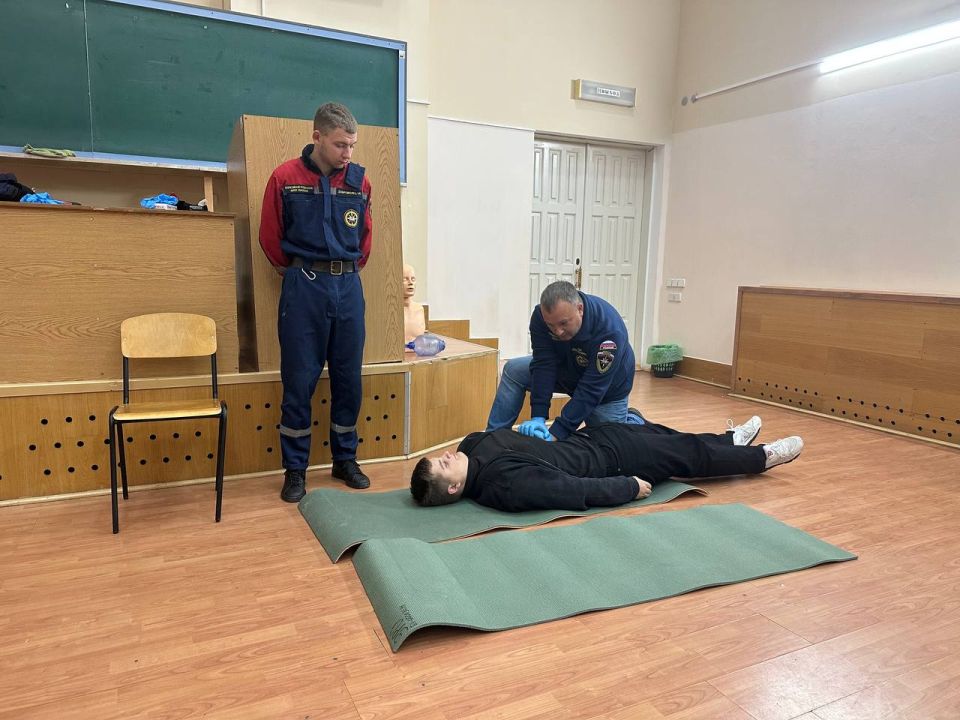 Как остановить кровь и не растеряться? Студенты МелГУ узнали на мастер-классе от спасателей! Как остановить кровь и не растеряться? Студенты МелГУ узнали на мастер-классе от спасателей!