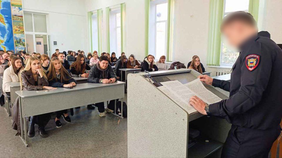 В рамках второго этапа общероссийской акции «Призывник — Защитники Отечества», который проходит с 1 октября по 1 декабря 2025 года, сотрудники УКОН ГУ МВД России по Запорожской области провели лекцию для студентов первого... В рамках второго этапа общероссийской акции «Призывник — Защитники Отечества», который проходит с 1 октября по 1 декабря 2025 года, сотрудники УКОН ГУ МВД России по Запорожской области провели лекцию для студентов первого...