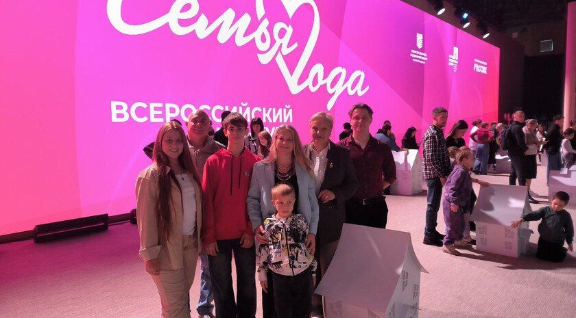 Семья Годлевских из Бердянска действительно стала одной из победительниц Всероссийского конкурса «Семья года — 2025» в номинации «Семья — хранитель традиций»