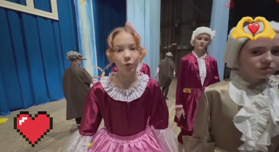 Всех отцов с "профессиональным праздником!"  спешат поздравить учащиеся Детской школы искусств театрального, хореографического и струнно-смычкового отделений