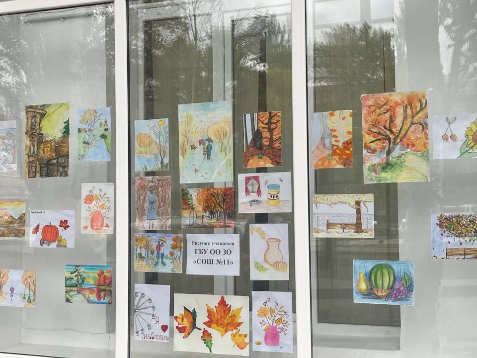 Сегодня окна Центральной библиотеки имени Лермонтова украшены рисунками учеников ГБУ ОО ЗО «СОШ № 11»