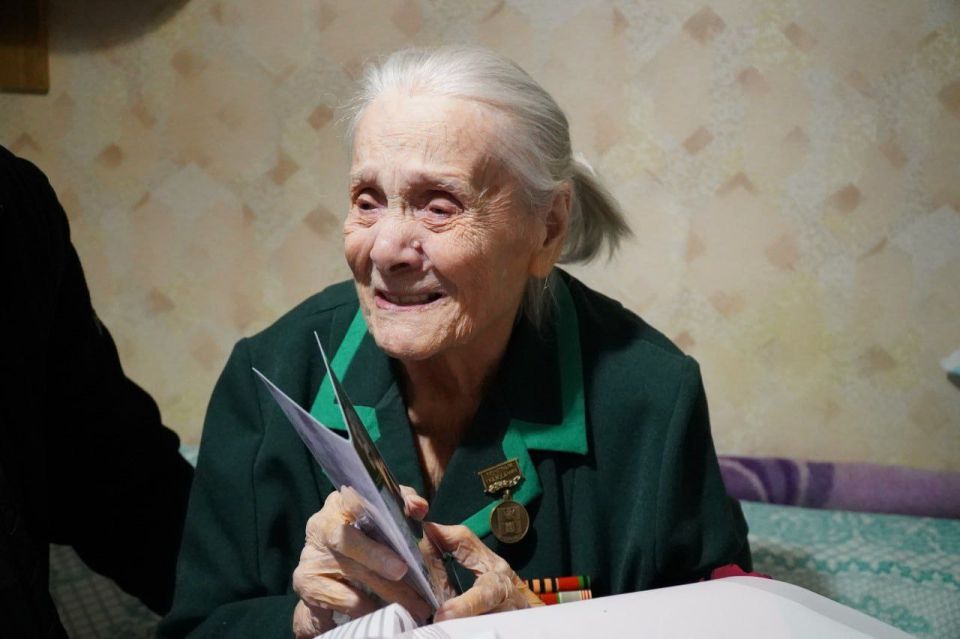 Сергей Золотарёв: В преддверии Дня освобождения Мелитополя поздравил с наступающим праздником ветерана Великой Отечественной войны Зою Алексеевну Тимченко и вручил ей удостоверение и медаль «Почётный гражданин городского...