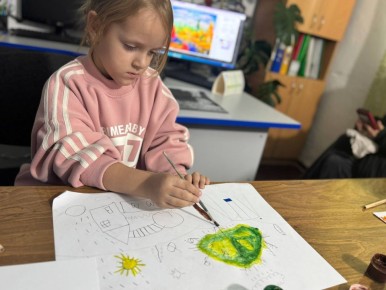 Осень вдохновляет. В клубе досуга села Тихоновка прошёл увлекательный творческий мастер-класс «Осенний пейзаж»
