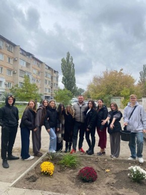 На территории Мелитопольского колледжа культуры и искусств засияла яркая и красочная акция «Бал хризантем»