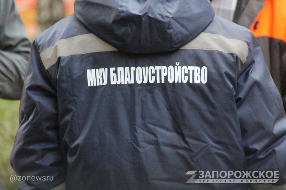 В Мелитопольском сквере Дружбы народов прошел субботник