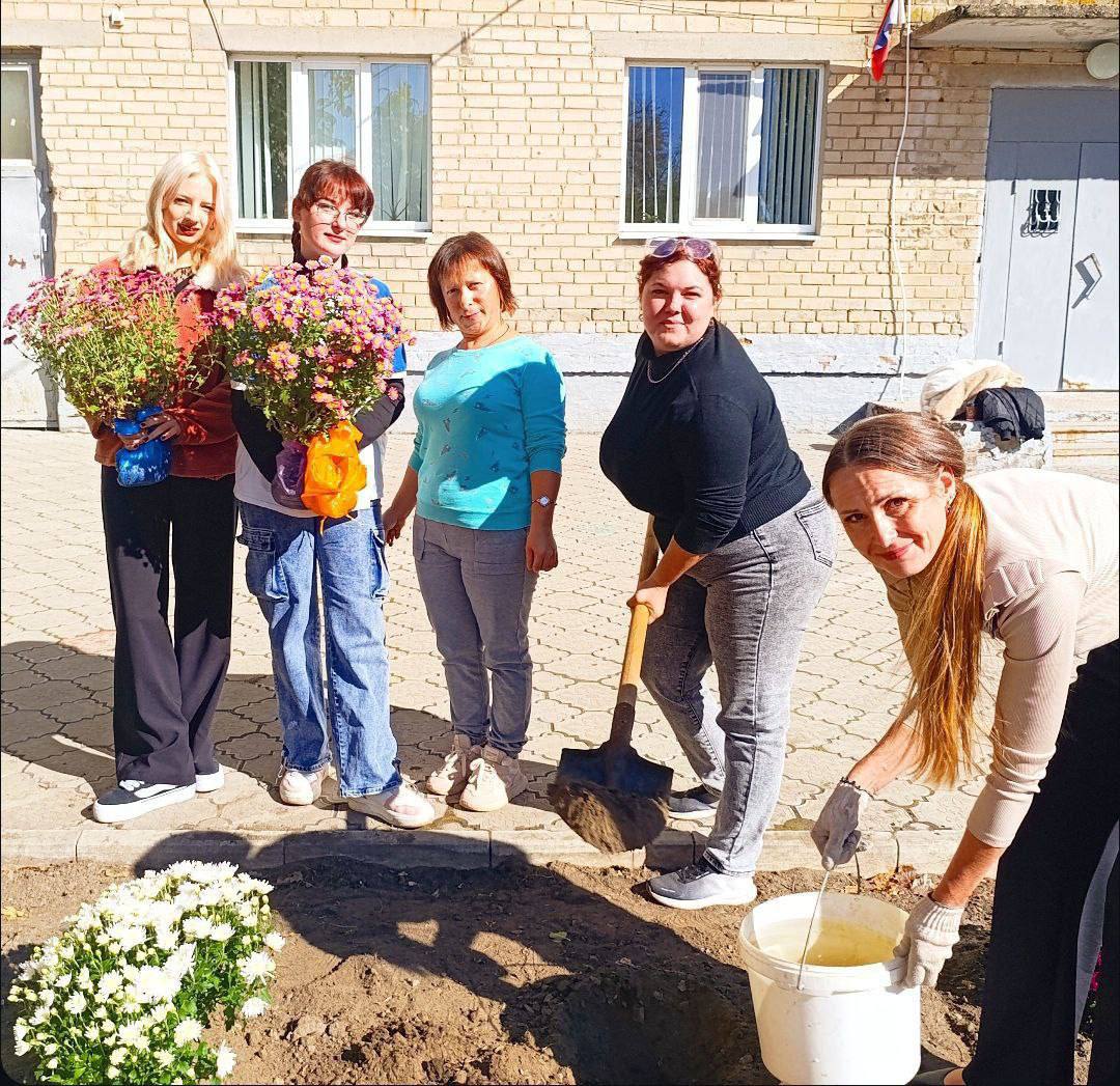 На территории Мелитопольского колледжа культуры и искусств прошла акция «Бал хризантем» На территории Мелитопольского колледжа культуры и искусств прошла акция «Бал хризантем»
