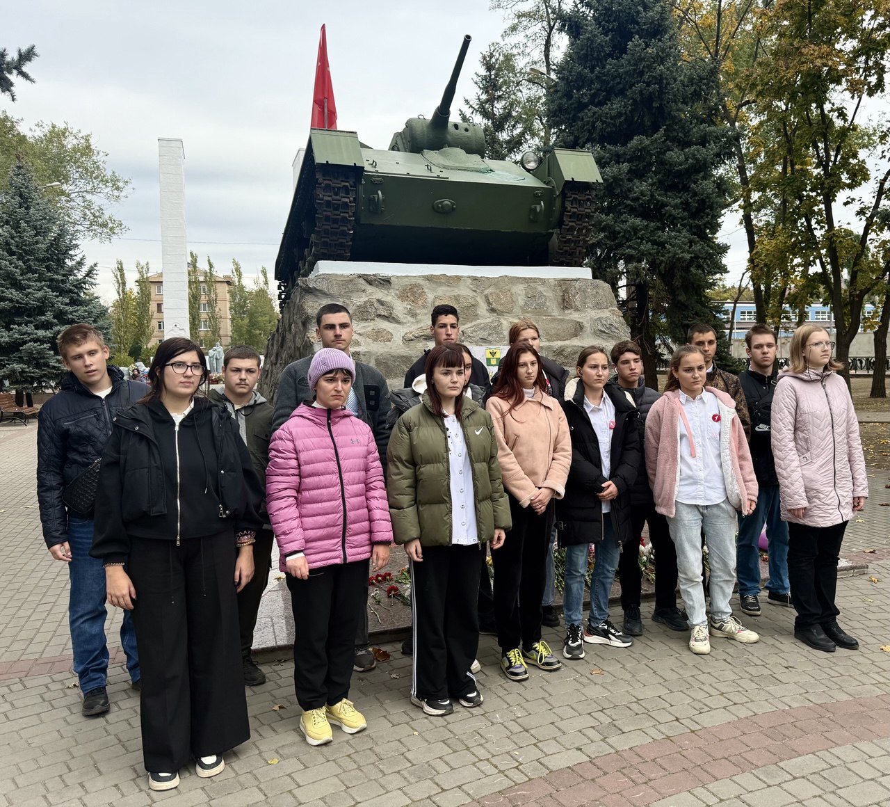 Торжественное возложение цветов старшеклассниками Школы-интерната «Гармония" Торжественное возложение цветов старшеклассниками Школы-интерната «Гармония"