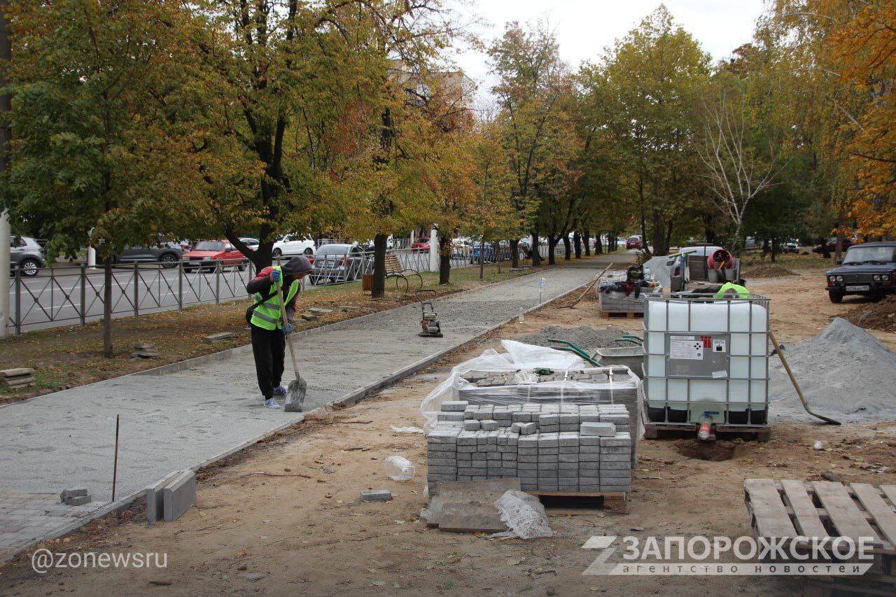 В Мелитополе на бульваре 30-летия Победы активно ведутся работы по восстановлению тротуарного покрытия В Мелитополе на бульваре 30-летия Победы активно ведутся работы по восстановлению тротуарного покрытия