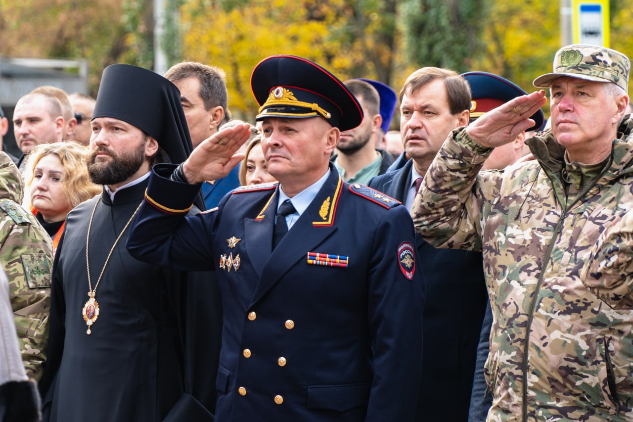 Сергей Золотарёв: В День освобождения нашего города от немецко-фашистских захватчиков мы возложили цветы к мемориалу «Братское кладбище», где покоятся более двух тысяч советских воинов, отдавших жизни за наше светлое... Сергей Золотарёв: В День освобождения нашего города от немецко-фашистских захватчиков мы возложили цветы к мемориалу «Братское кладбище», где покоятся более двух тысяч советских воинов, отдавших жизни за наше светлое...