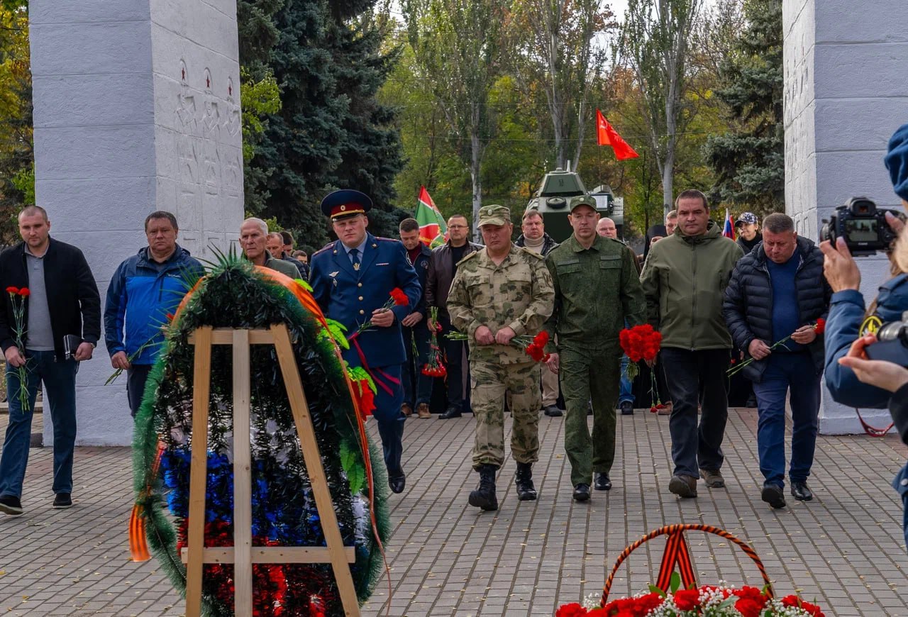 Заместитель руководителя следственного управления Следственного комитета Российской Федерации по Запорожской области принял участие в торжественной церемонии возложения цветов Заместитель руководителя следственного управления Следственного комитета Российской Федерации по Запорожской области принял участие в торжественной церемонии возложения цветов