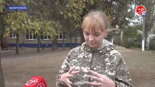 Сотрудники Росгвардии провели в одной из школ Мелитополя показ военной техники и оружия, состоящих на вооружении ведомства