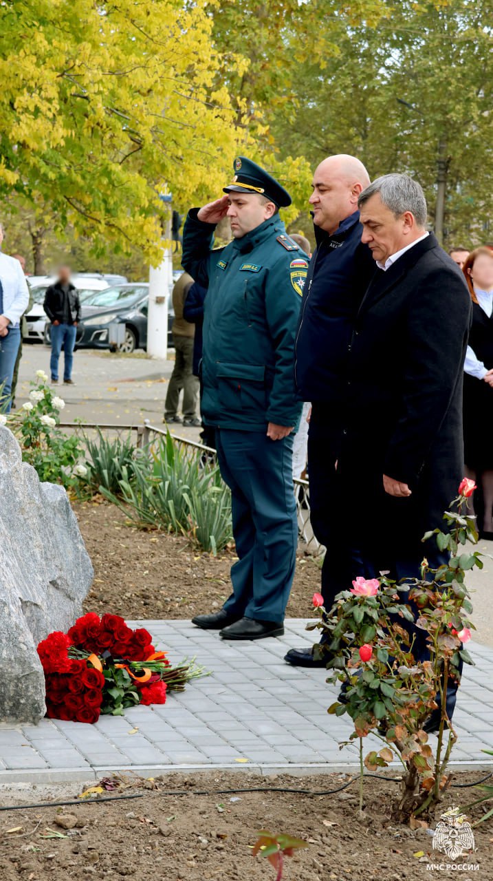 Сотрудники МЧС России почтили память военных корреспондентов Сотрудники МЧС России почтили память военных корреспондентов