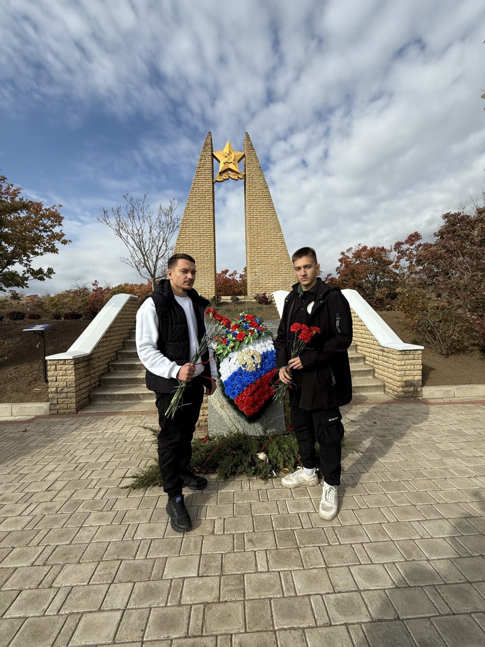 23 октября представители Молодежного совета ТФОМС Запорожской области возложили цветы в день освобождения города 23 октября представители Молодежного совета ТФОМС Запорожской области возложили цветы в день освобождения города