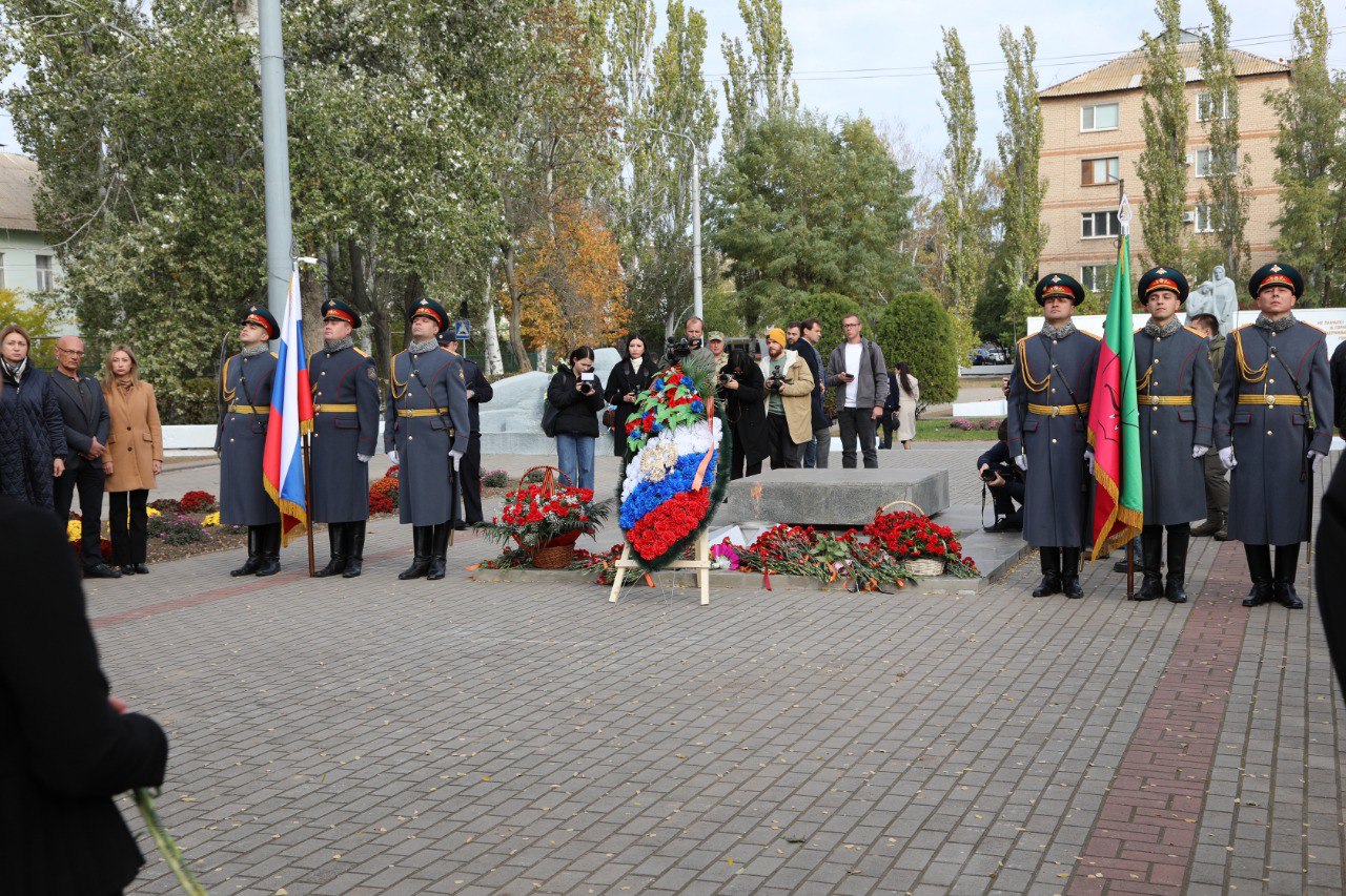 Память о подвиге: Начальник УФСИН России по Запорожской области почтил освободителей Мелитополя Память о подвиге: Начальник УФСИН России по Запорожской области почтил освободителей Мелитополя