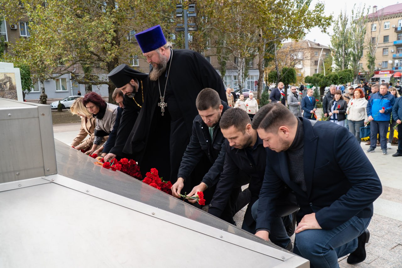 Сергей Золотарёв: В День освобождения нашего города от немецко-фашистских захватчиков мы возложили цветы к мемориалу «Братское кладбище», где покоятся более двух тысяч советских воинов, отдавших жизни за наше светлое... Сергей Золотарёв: В День освобождения нашего города от немецко-фашистских захватчиков мы возложили цветы к мемориалу «Братское кладбище», где покоятся более двух тысяч советских воинов, отдавших жизни за наше светлое...