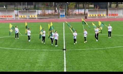 Танцевальная студия "Колибри" Центра внешкольного образования, под руководством Натальи Фоминой, сердечно поздравляет всех с двойным праздником!