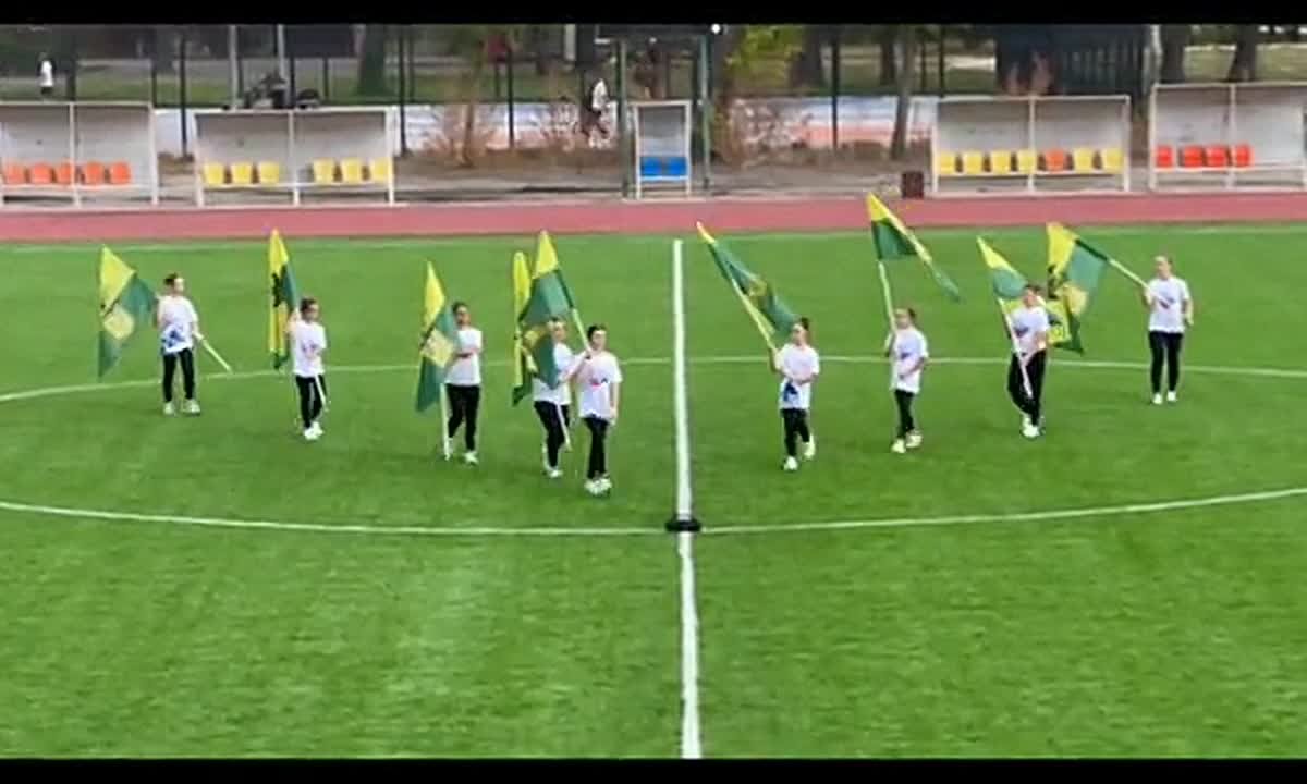 Танцевальная студия "Колибри" Центра внешкольного образования, под руководством Натальи Фоминой, сердечно поздравляет всех с двойным праздником!