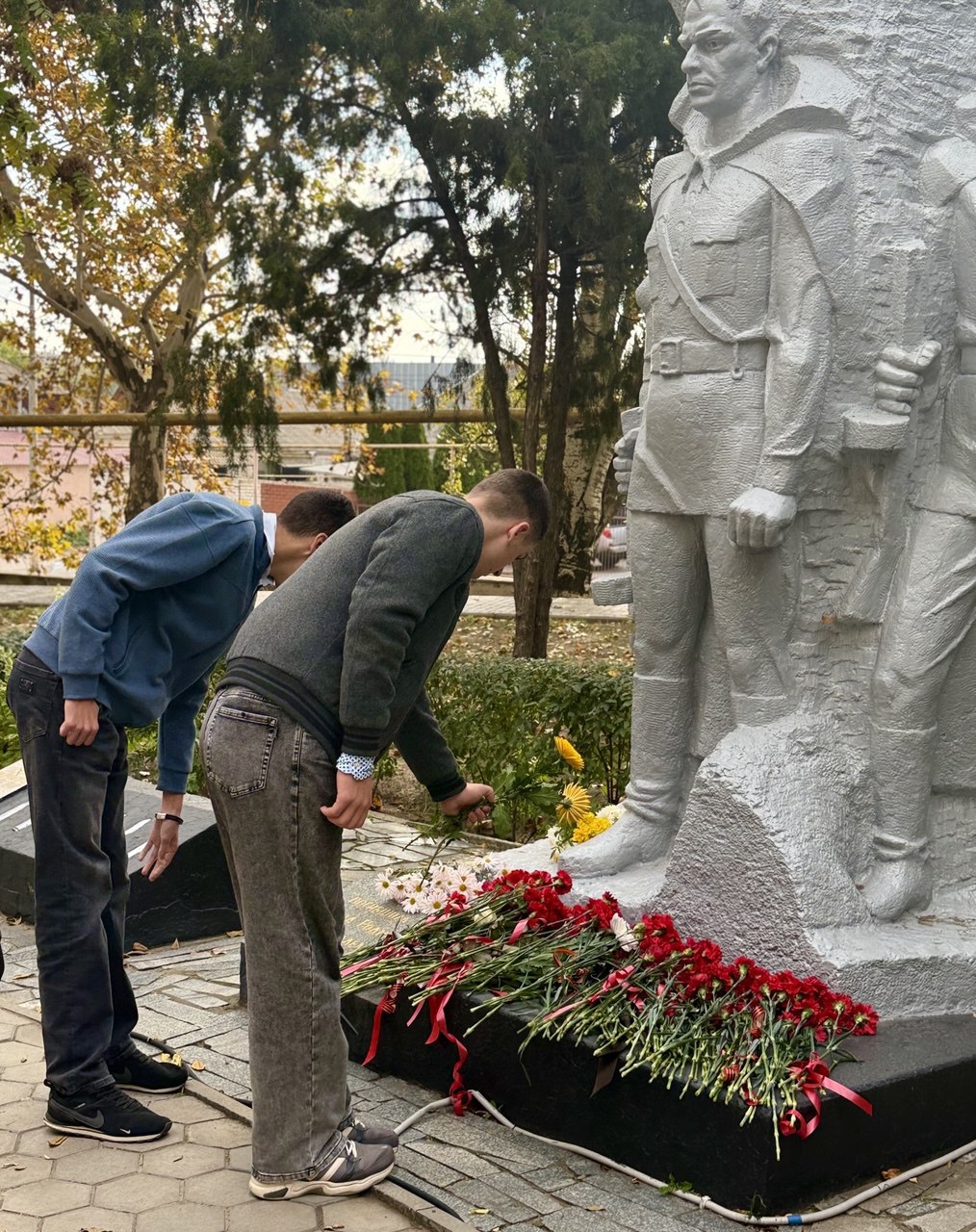 Торжественное возложение цветов старшеклассниками Школы-интерната «Гармония" Торжественное возложение цветов старшеклассниками Школы-интерната «Гармония"