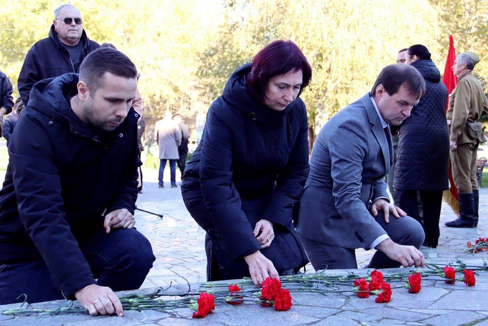 В Мелитополе состоялось торжественное открытие памятного знака, посвящённого подвигу Героя Советского Союза Абрама Моисеевича Зиндельса В Мелитополе состоялось торжественное открытие памятного знака, посвящённого подвигу Героя Советского Союза Абрама Моисеевича Зиндельса