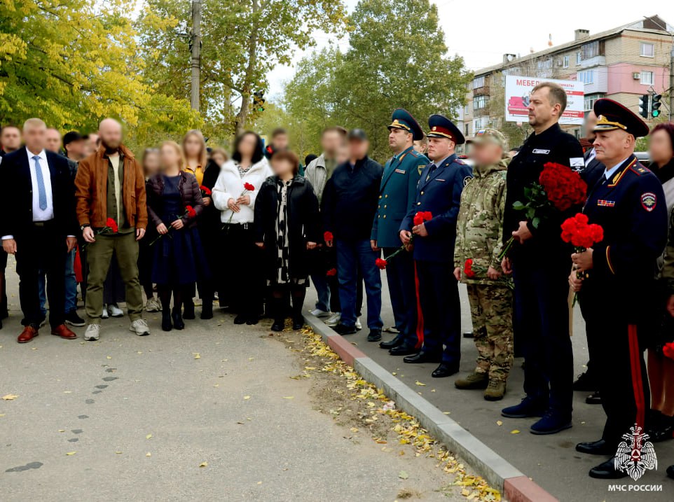 Сотрудники МЧС России почтили память военных корреспондентов