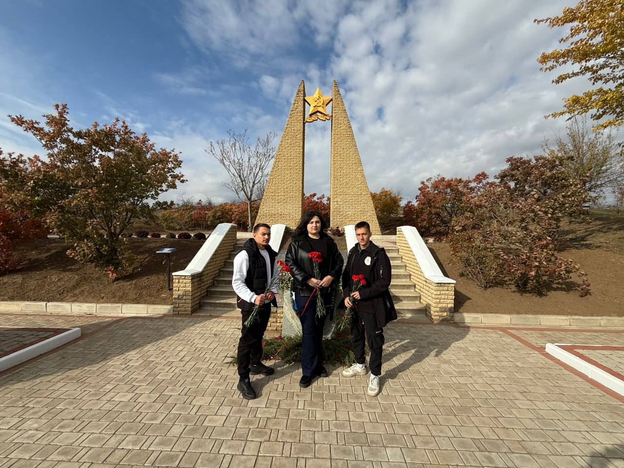 23 октября представители Молодежного совета ТФОМС Запорожской области возложили цветы в день освобождения города 23 октября представители Молодежного совета ТФОМС Запорожской области возложили цветы в день освобождения города