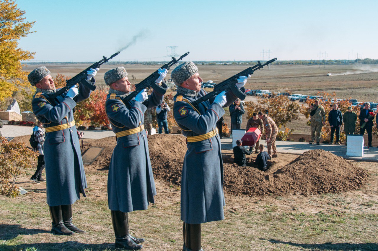 В селе Мордвиновка Запорожской области, на территории мемориального комплекса "Линия Вотан", прошла траурная церемония, посвященная перезахоронению останков солдат Советской армии, отдавших свои жизни, защищая Мелитополь в... В селе Мордвиновка Запорожской области, на территории мемориального комплекса "Линия Вотан", прошла траурная церемония, посвященная перезахоронению останков солдат Советской армии, отдавших свои жизни, защищая Мелитополь в...