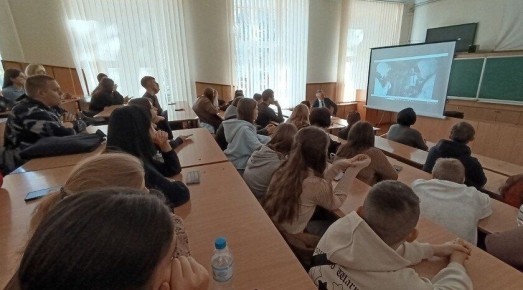 Для студентов Мелитополя провели беседу о духовном служении в зоне СВО