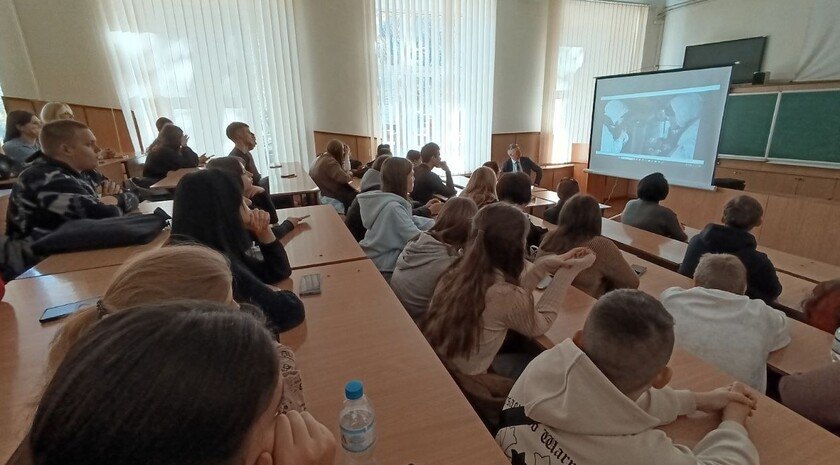 Для студентов Мелитополя провели беседу о духовном служении в зоне СВО