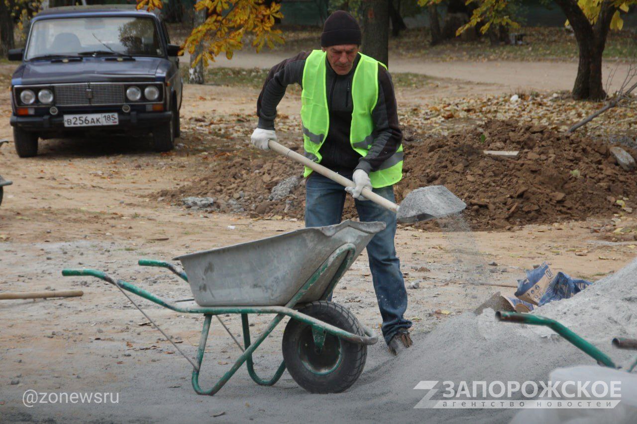 В Мелитополе на бульваре 30-летия Победы активно ведутся работы по восстановлению тротуарного покрытия В Мелитополе на бульваре 30-летия Победы активно ведутся работы по восстановлению тротуарного покрытия