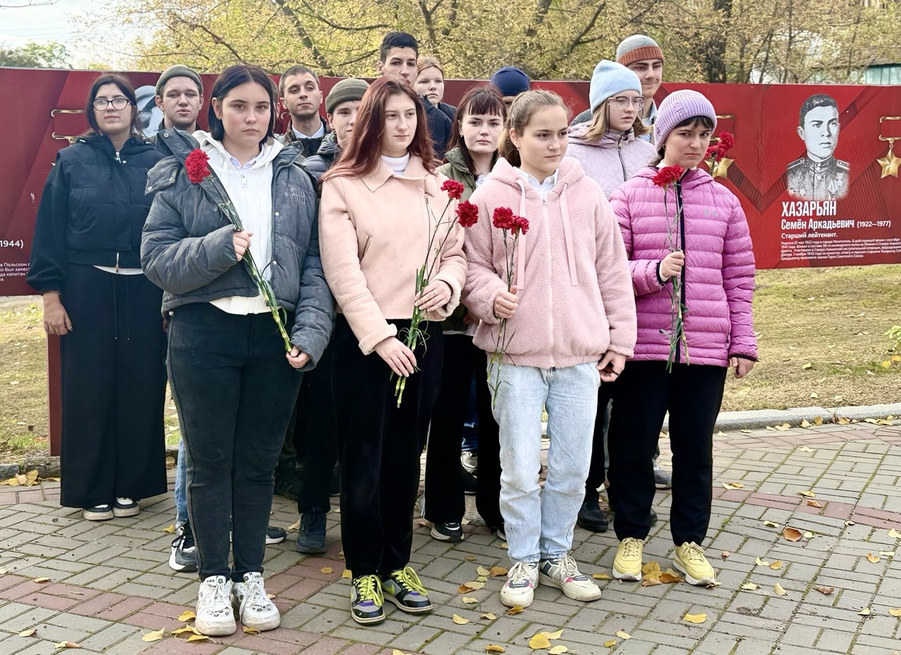 Торжественное возложение цветов старшеклассниками Школы-интерната «Гармония"