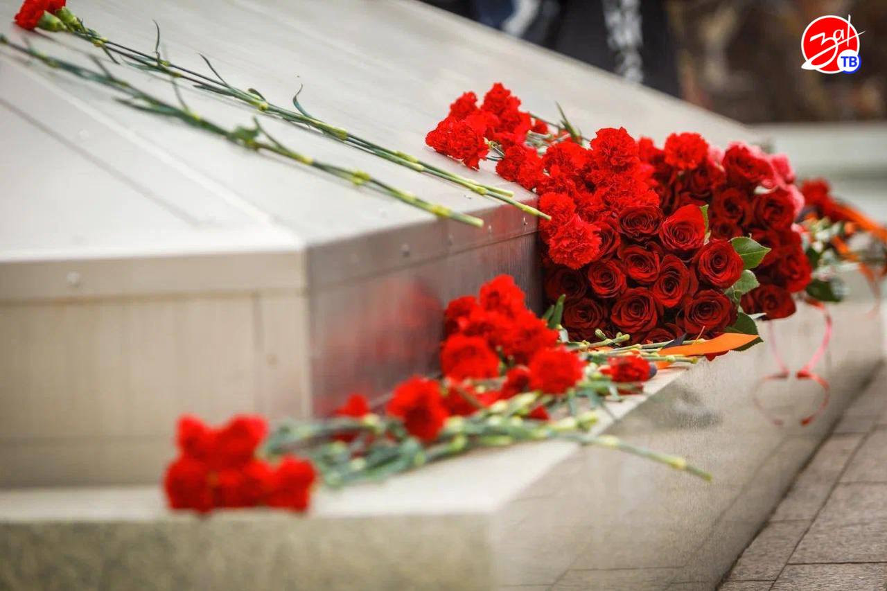 У стелы «Город воинской славы» на Братском кладбище состоялась торжественная церемония возложения цветов У стелы «Город воинской славы» на Братском кладбище состоялась торжественная церемония возложения цветов