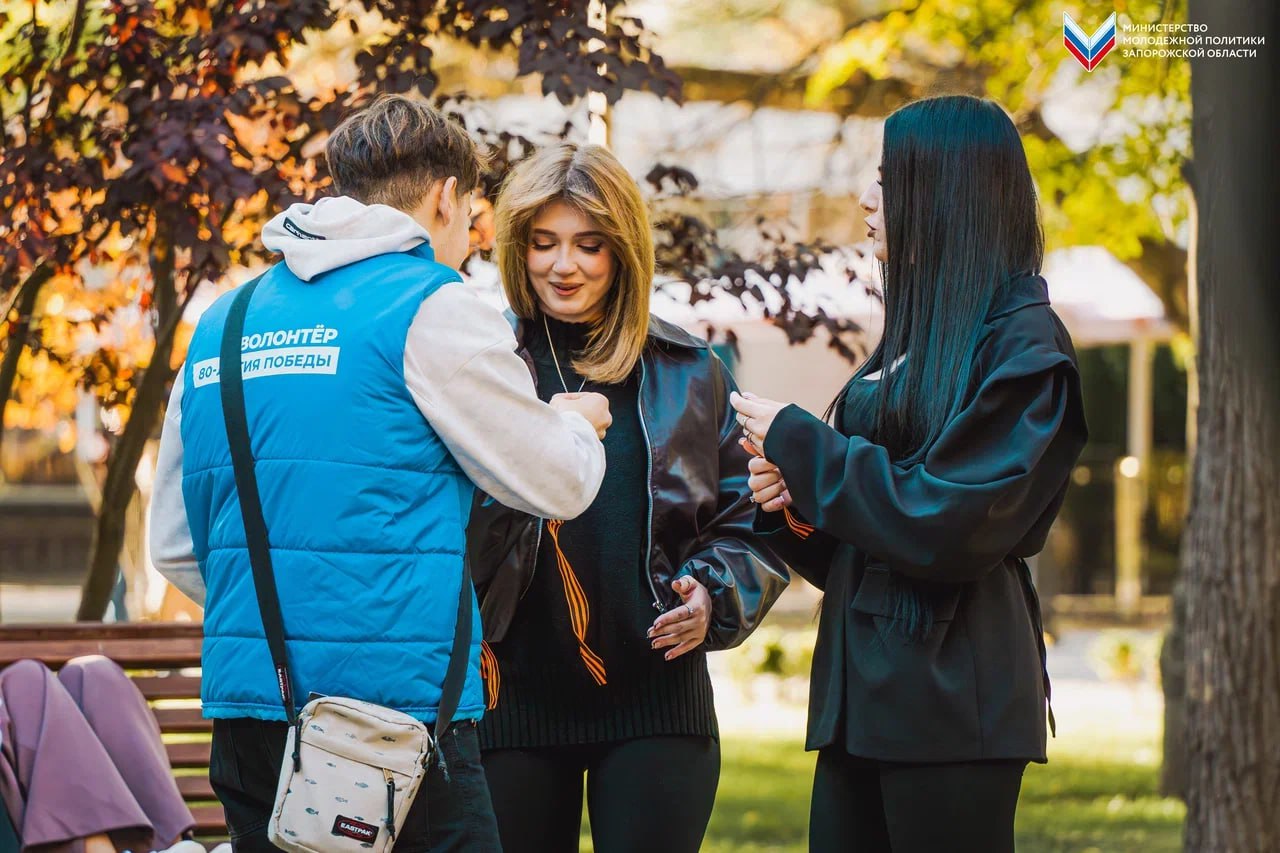 В День освобождения Мелитополя добровольцы раздали жителям Георгиевские ленты В День освобождения Мелитополя добровольцы раздали жителям Георгиевские ленты