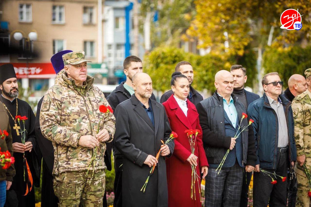 У стелы «Город воинской славы» на Братском кладбище состоялась торжественная церемония возложения цветов У стелы «Город воинской славы» на Братском кладбище состоялась торжественная церемония возложения цветов