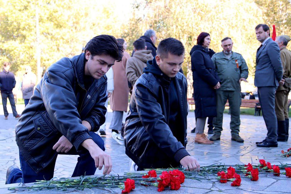 В Мелитополе состоялось торжественное открытие памятного знака, посвящённого подвигу Героя Советского Союза Абрама Моисеевича Зиндельса В Мелитополе состоялось торжественное открытие памятного знака, посвящённого подвигу Героя Советского Союза Абрама Моисеевича Зиндельса