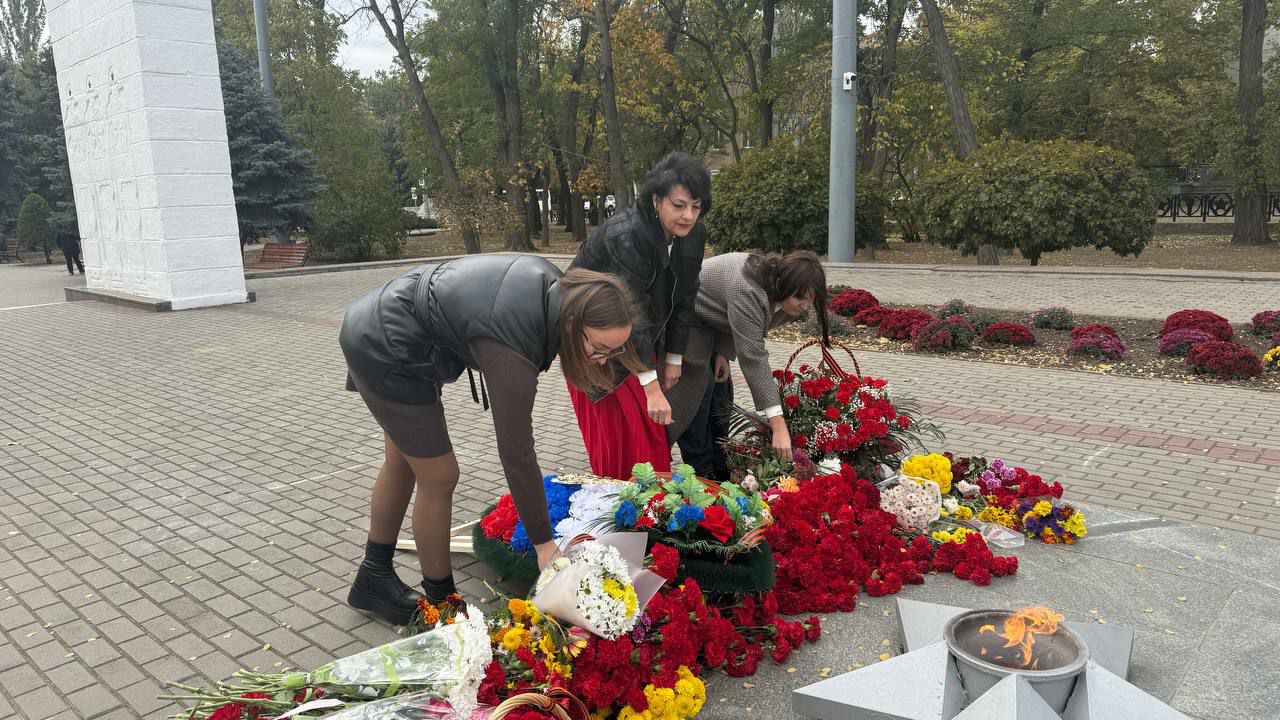 23 октября представители Молодежного совета ТФОМС Запорожской области возложили цветы в день освобождения города 23 октября представители Молодежного совета ТФОМС Запорожской области возложили цветы в день освобождения города