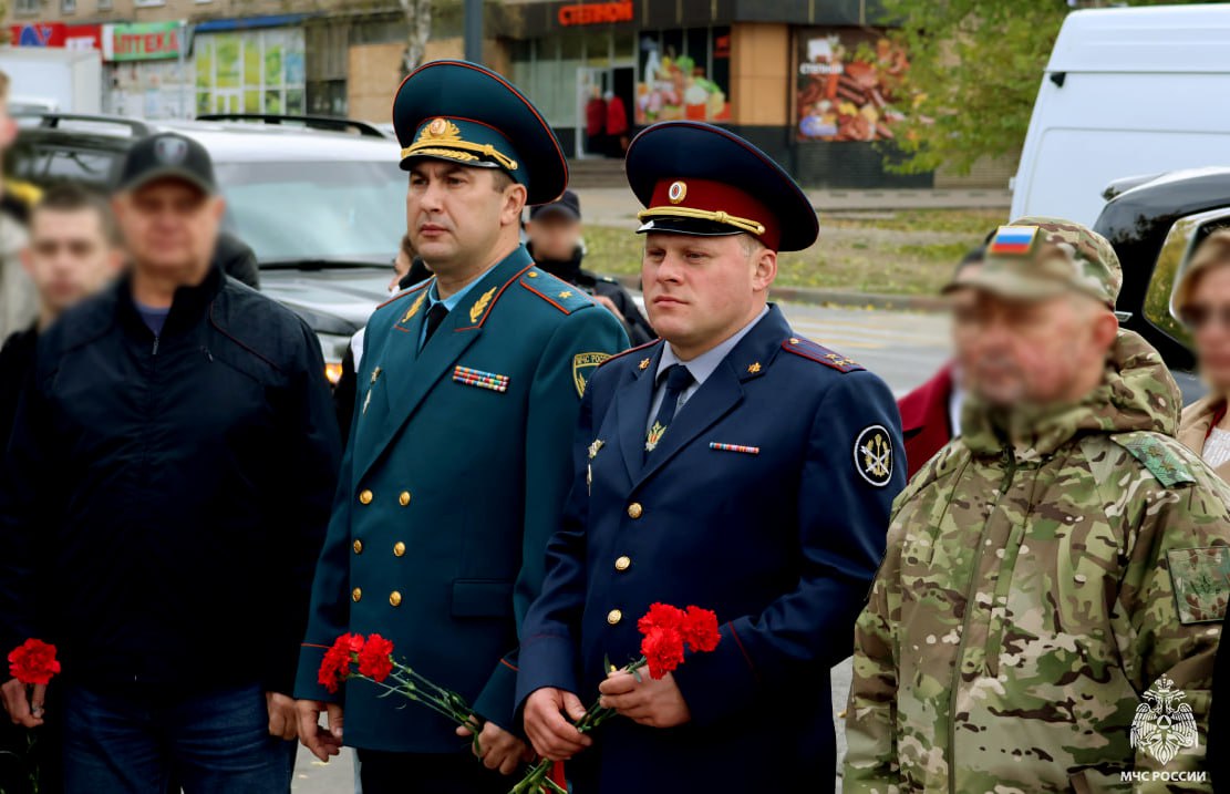 Сотрудники МЧС России почтили память военных корреспондентов Сотрудники МЧС России почтили память военных корреспондентов