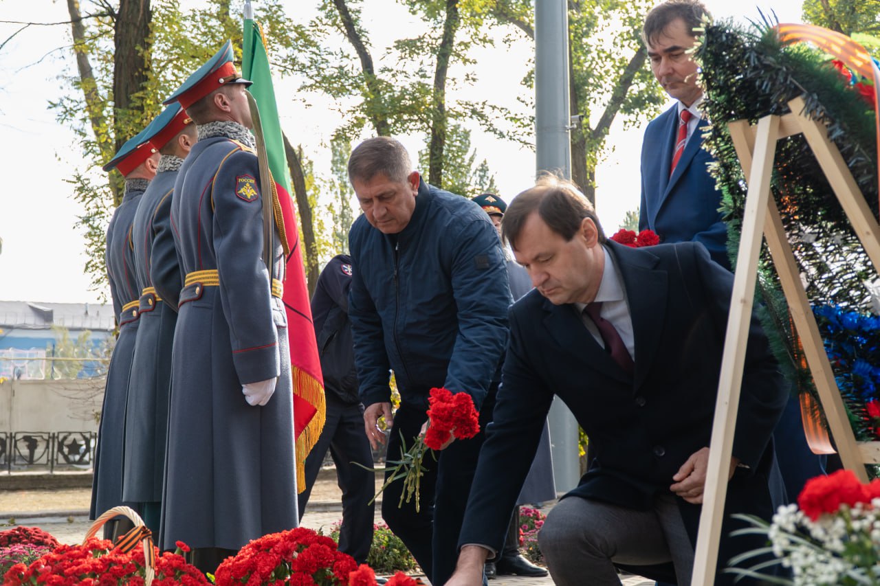 Сергей Золотарёв: В День освобождения нашего города от немецко-фашистских захватчиков мы возложили цветы к мемориалу «Братское кладбище», где покоятся более двух тысяч советских воинов, отдавших жизни за наше светлое... Сергей Золотарёв: В День освобождения нашего города от немецко-фашистских захватчиков мы возложили цветы к мемориалу «Братское кладбище», где покоятся более двух тысяч советских воинов, отдавших жизни за наше светлое...