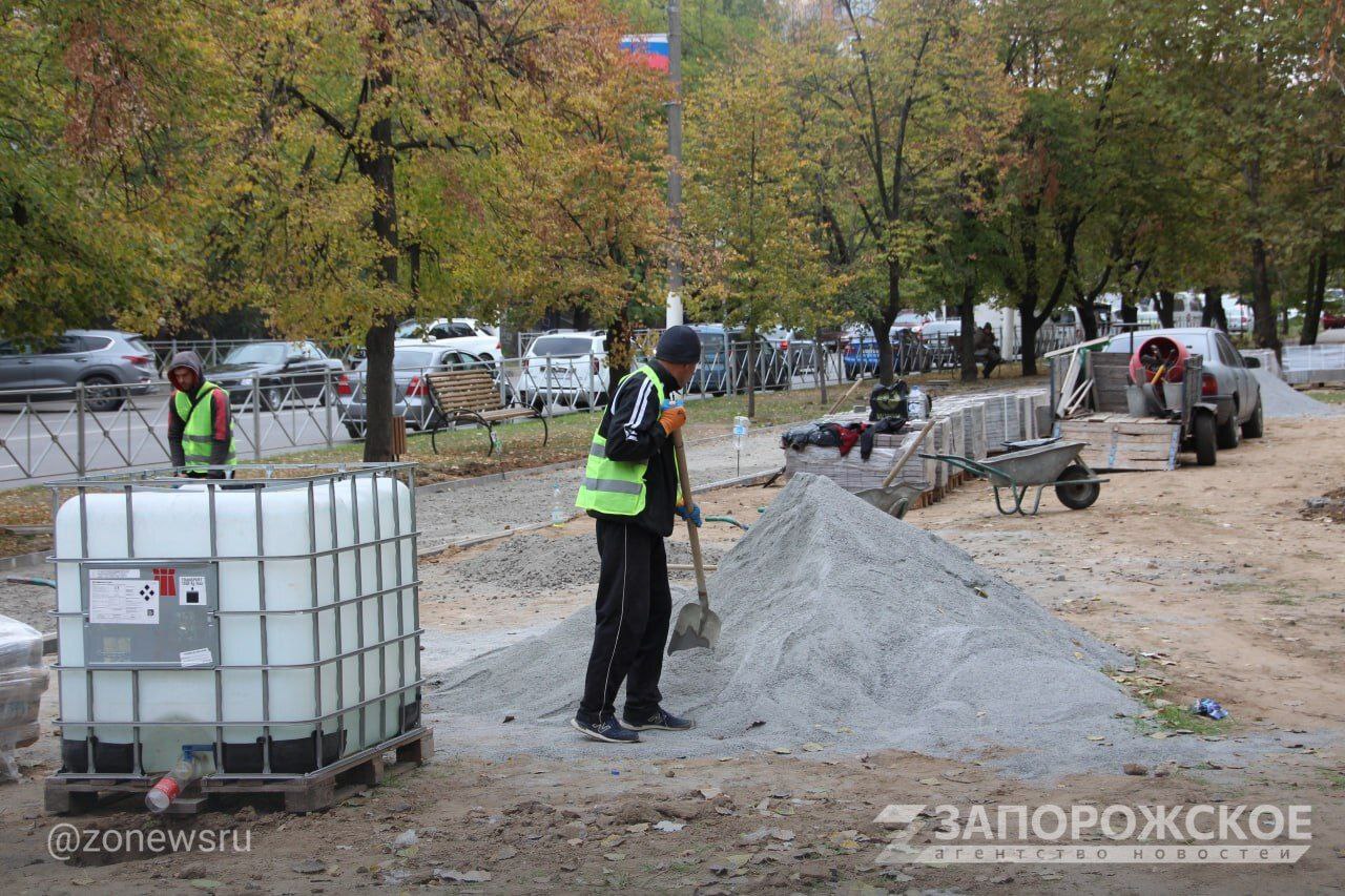 В Мелитополе на бульваре 30-летия Победы активно ведутся работы по восстановлению тротуарного покрытия В Мелитополе на бульваре 30-летия Победы активно ведутся работы по восстановлению тротуарного покрытия