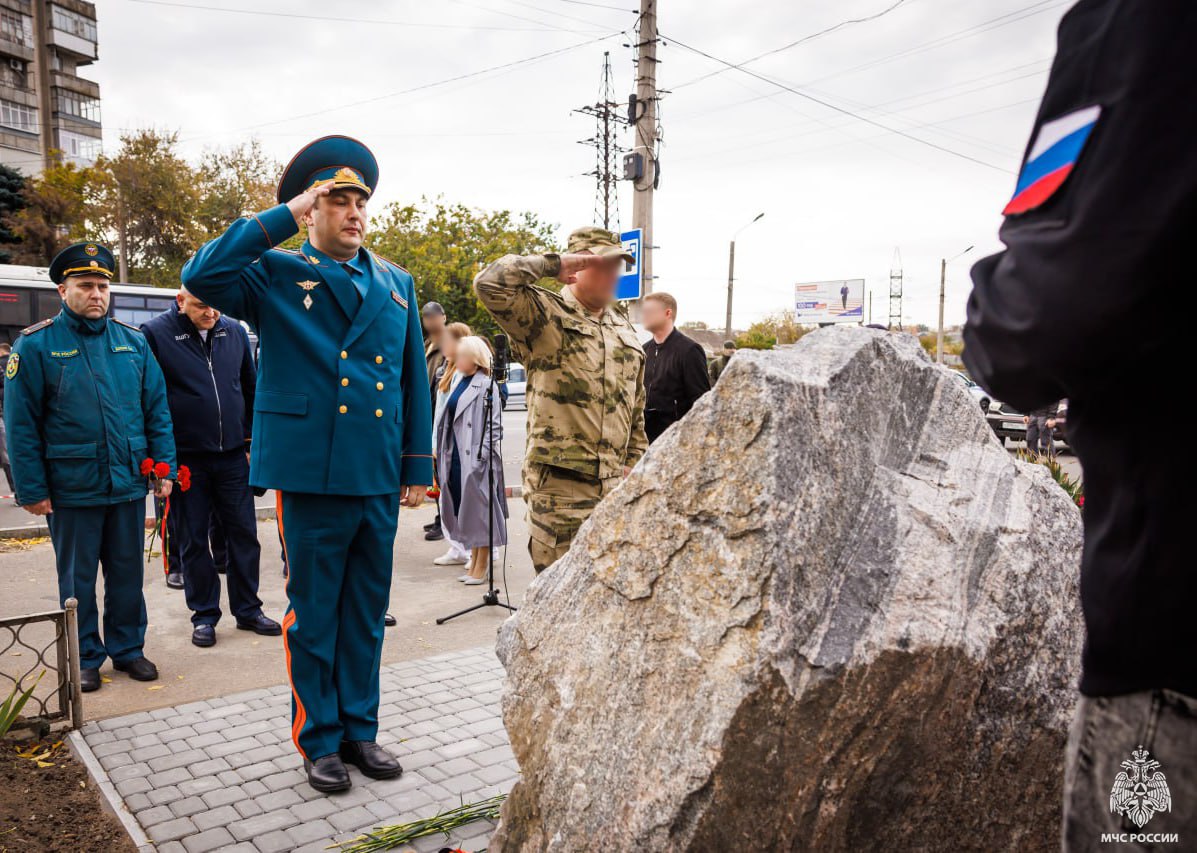 Сотрудники МЧС России почтили память военных корреспондентов Сотрудники МЧС России почтили память военных корреспондентов
