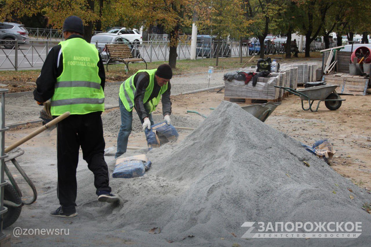 В Мелитополе на бульваре 30-летия Победы активно ведутся работы по восстановлению тротуарного покрытия В Мелитополе на бульваре 30-летия Победы активно ведутся работы по восстановлению тротуарного покрытия